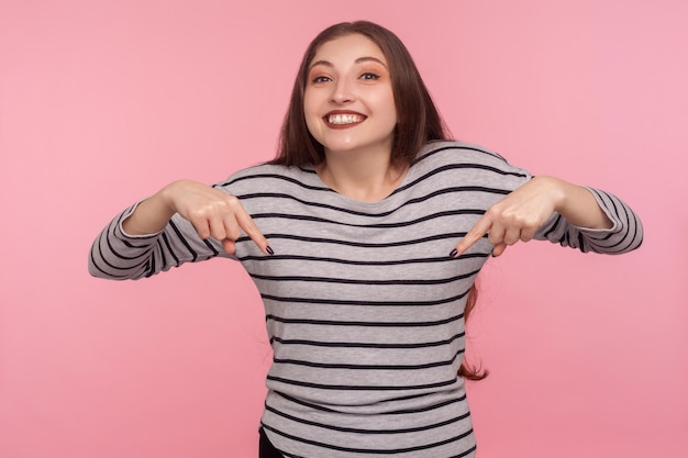 Portret van emotionele brunette jonge vrouw op roze background