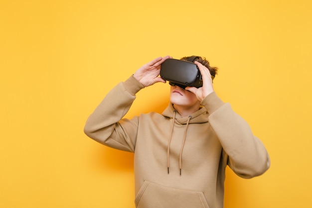 Portret van emotionele jonge man in Vr-bril geïsoleerd