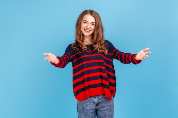 Portret van emotionele jonge vrouw op blauwe achtergrond