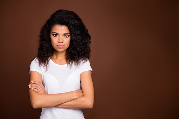 Portret van ernstige afro-amerikaanse meisje werknemer kruis handen klaar werk beslissen beslissingen dragen casual stijl moderne outfit.