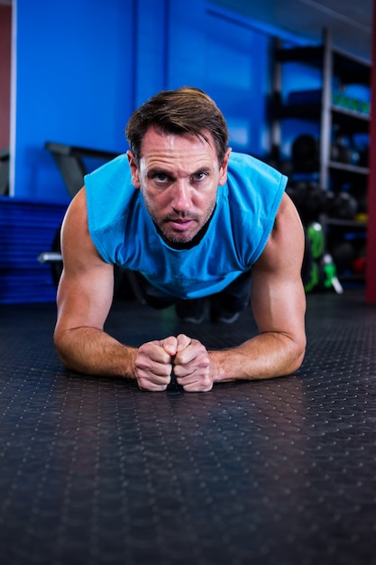 Portret van ernstige atleet in de sportschool