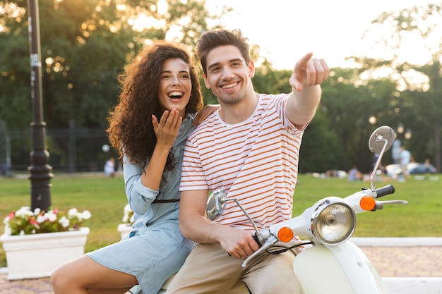 Portret van europees koppel, samen zitten op motorfiets in stadspark