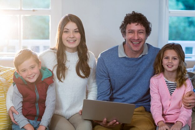 Portret van familie die laptop met behulp van