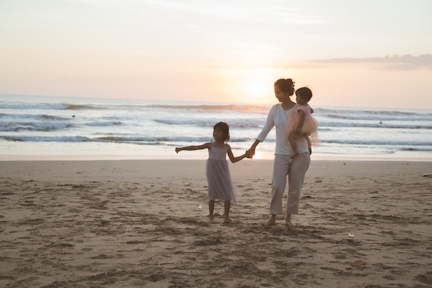 Portret van familie genieten van een vakantie op het strand