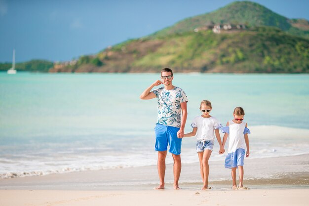 Portret van familie in de zomer op de kust