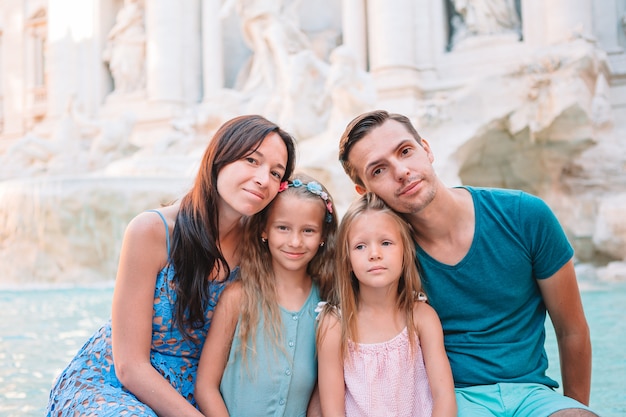 Portret van familie in Fontana di Trevi, Rome, Italië.