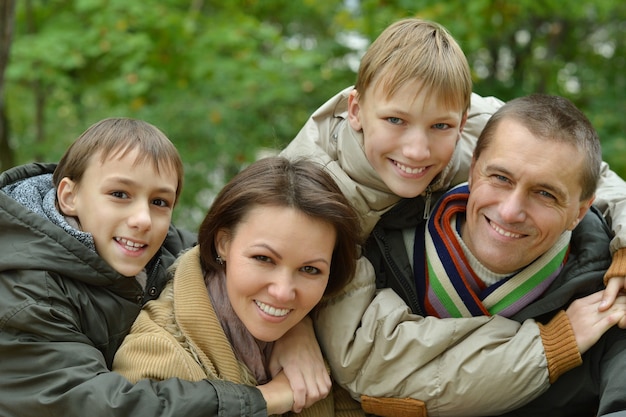 Portret van familie ontspannen in herfst park