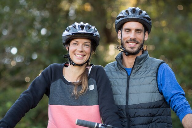 Portret van fietserpaar het glimlachen