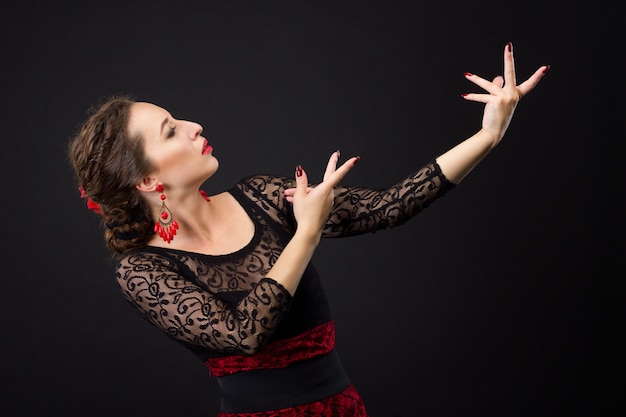 Portret van flamencodanser in zwarte en rode jurk