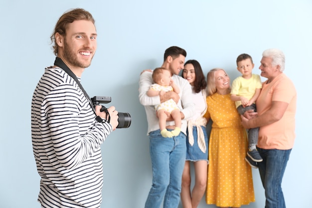 Portret van fotograaf die met familie in studio werkt