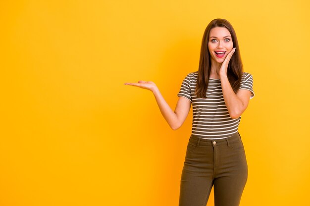 Portret van gekke funky meid ziet er ongelooflijk uit promotie houden hand kopie ruimte selecteren suggereren alternatieve slijtage moderne kleding geïsoleerd over glans kleur muur