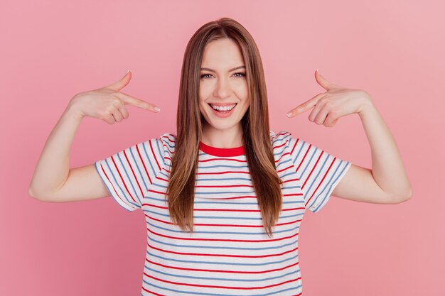 Portret van gekke grappige positieve charmante dame directe vingers zichzelf op roze achtergrond