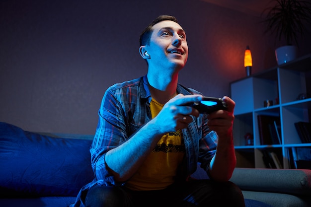 Portret van gekke speelse gamer die geniet van het spelen van videogames