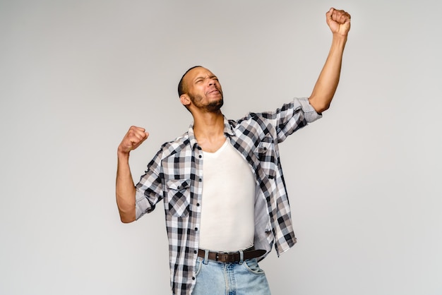 Portret van gelukkig Afro-Amerikaanse man