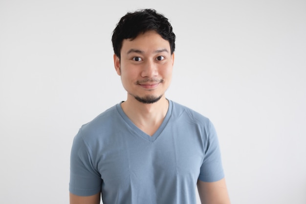 Portret van gelukkig Aziatische man in blauw t-shirt geïsoleerd.