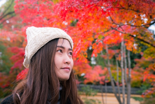 Portret van gelukkig Aziatische mooie vrouw met kleurrijke herfst aard