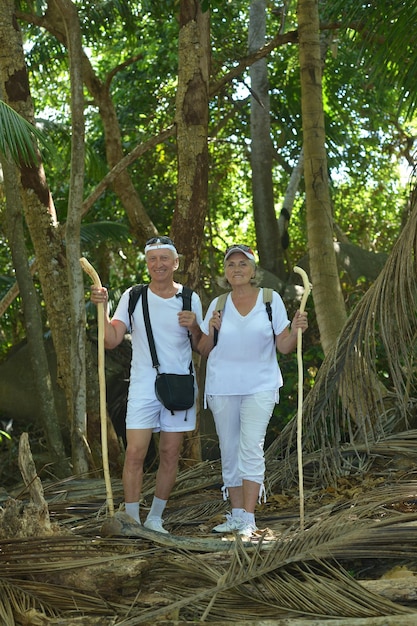 Portret van gelukkig bejaarde echtpaar in tropisch bos