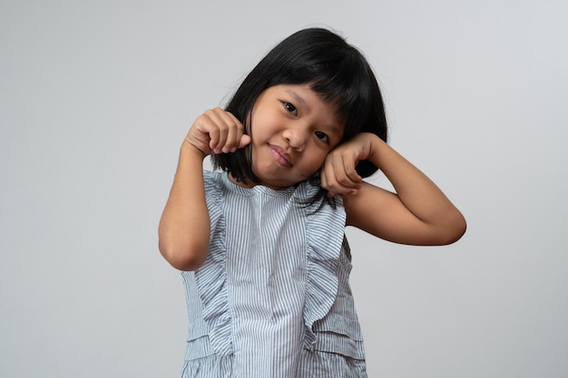 Portret van gelukkig en grappig Aziatisch kindmeisje op witte achtergrond een kind dat camera bekijkt