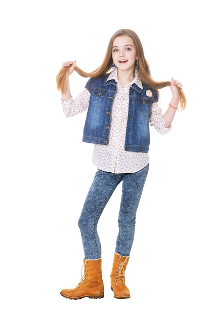 Portret van gelukkig klein meisje in jeans poseren
