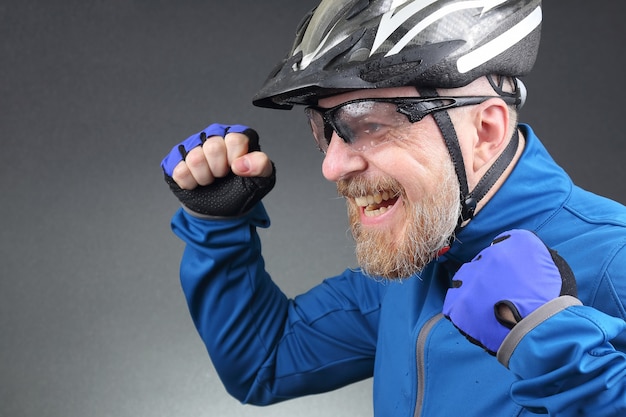 Portret van gelukkig lachen bebaarde wielrenner