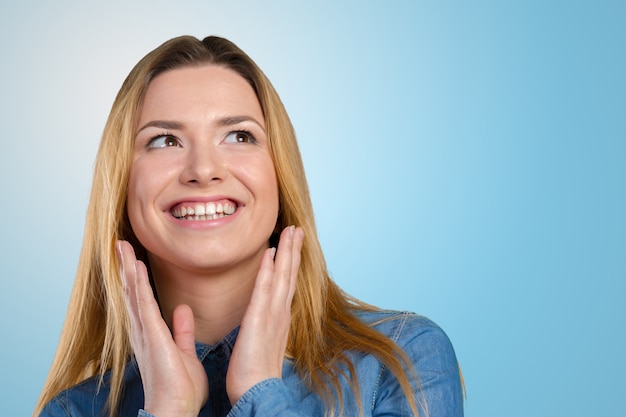 Portret van gelukkig lachend jonge mooie vrouw