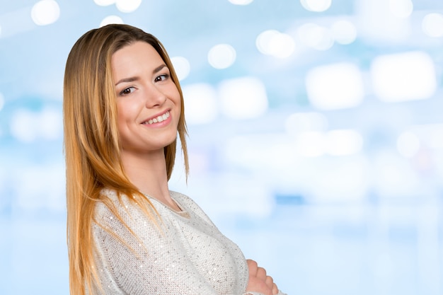 Portret van gelukkig lachend jonge mooie vrouw