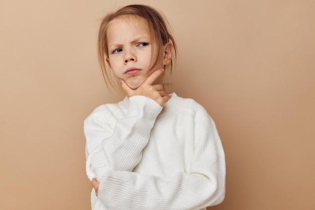 Portret van gelukkig lachend kind meisje kinderen stijl emoties leuke geïsoleerde achtergrond