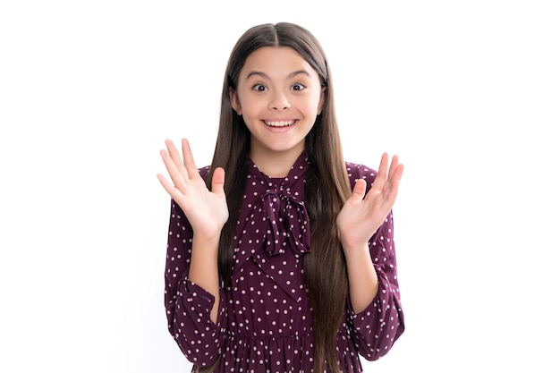 Portret van gelukkig lachend tienerkind meisje Verbaasd kind met open mond op witte achtergrond verrassing