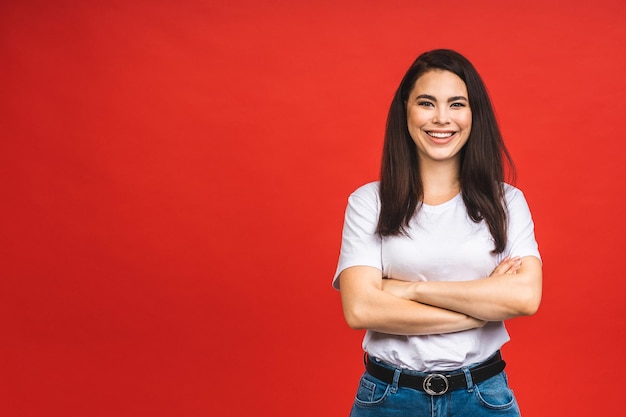 Portret van gelukkig lachende brunette zakelijke meisje vrouw in casual geïsoleerd op rode achtergrond