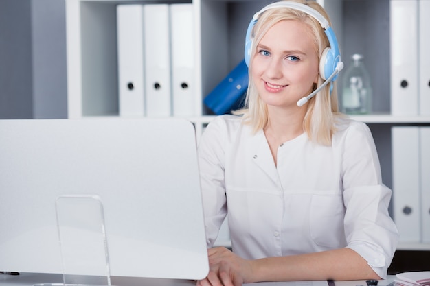 Portret van gelukkig lachende jonge dokter in headset