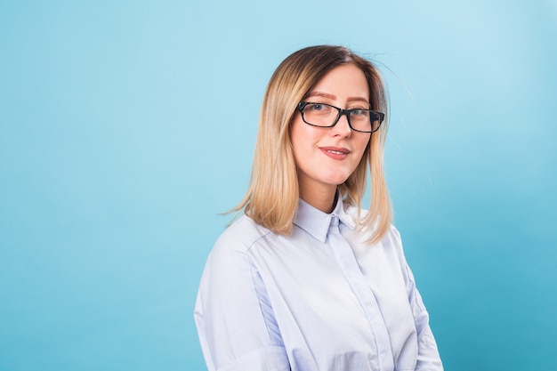 Portret van gelukkig lachende jonge vrolijke zakenvrouw