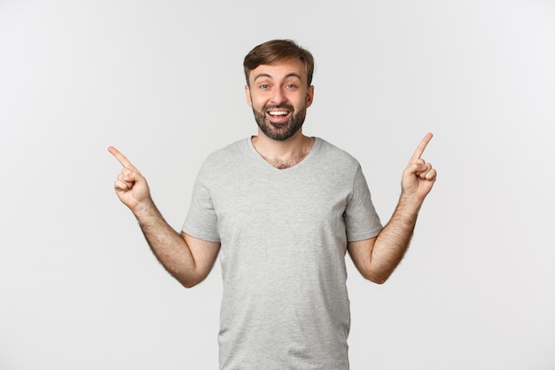 Portret van gelukkig lachende man met baard in grijs t-shirt