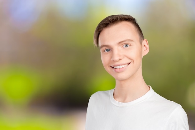 Foto portret van gelukkig lachende man