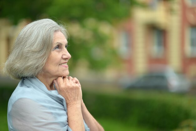 Portret van gelukkig lachende senior vrouw buitenshuis