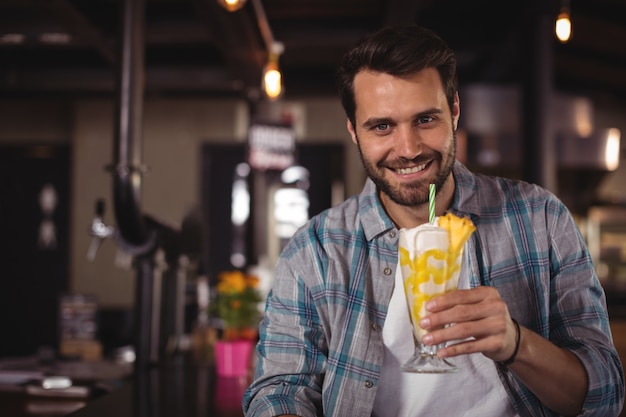 Portret van gelukkig man met milkshake