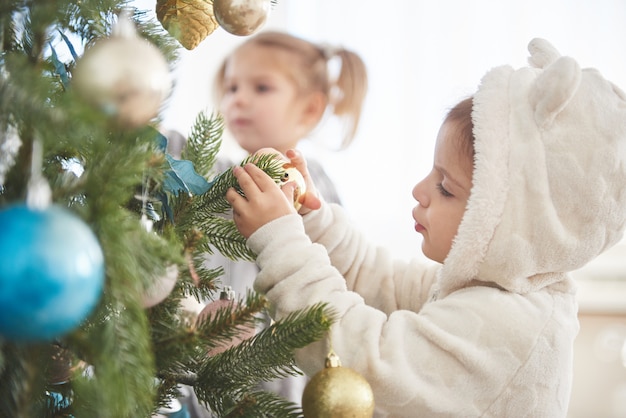 Portret van gelukkig meisje die Kerstboom verfraaien