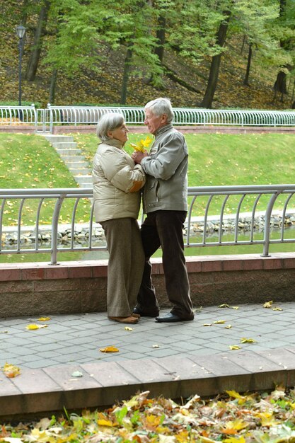 Portret van gelukkig mooi senior paar knuffelen in herfst park