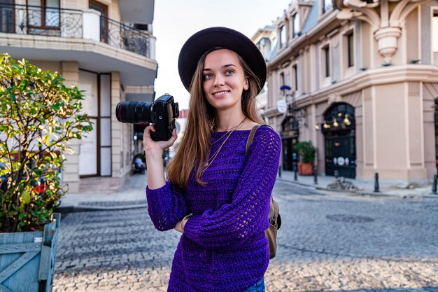 Portret van gelukkig mooie fotograaf met camera op straat