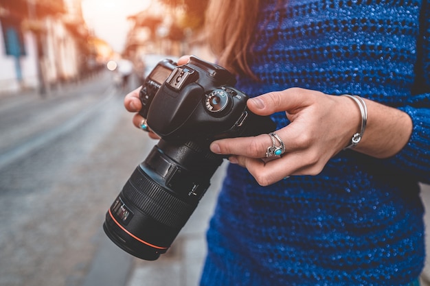 Portret van gelukkig mooie fotograaf met camera op straat