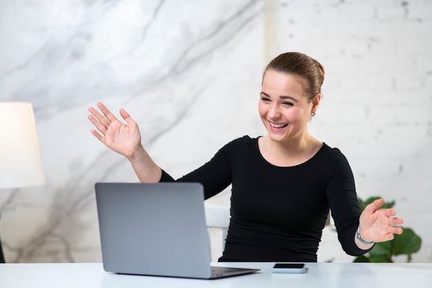 Portret van gelukkig opgewonden succesvol meisje, jonge mooie vrolijke vrouw met haar laptopcomputer