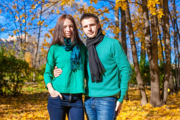 Portret van gelukkig paar in de herfstpark op een zonnige herfstdag