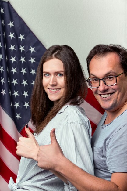 Portret van gelukkig paar op de achtergrond van de Amerikaanse vlag