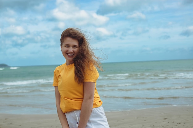 Portret van gelukkig positief rood haar meisje jonge mooie zorgeloze vrouw genieten van zomervakantie op zee strand in exotisch tropisch land