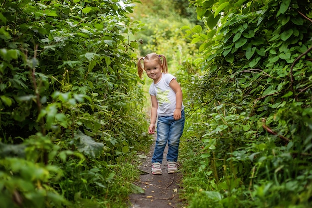 Portret van gelukkig schattig klein meisje buiten Kid spelen in park tuin fairy forest