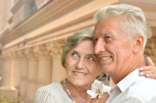 Portret van gelukkig senior koppel poseren tegen de achtergrond wazig stadsgezicht