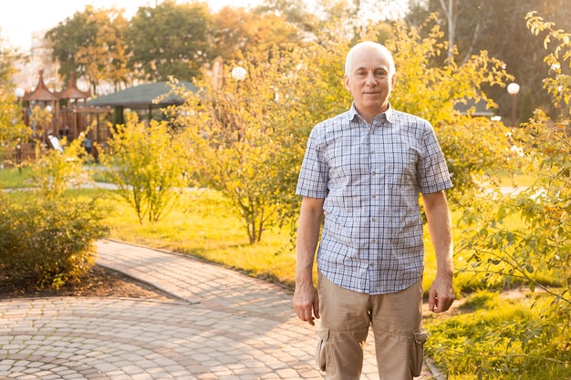 Portret van gelukkig senior man poseren in voorjaar park