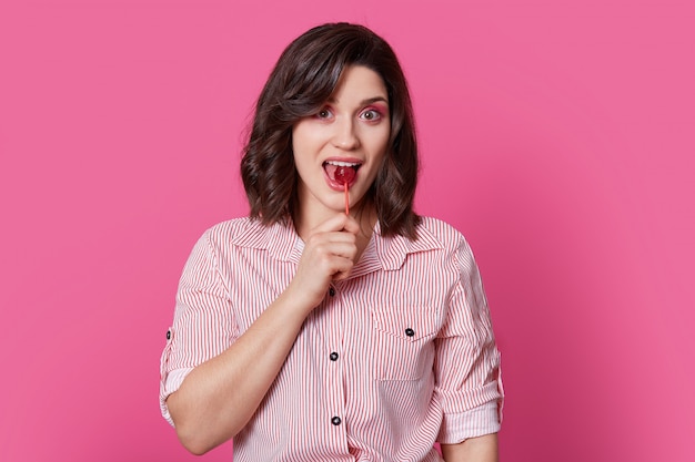 Portret van gelukkig tevreden brunette vrouw met golvend haar