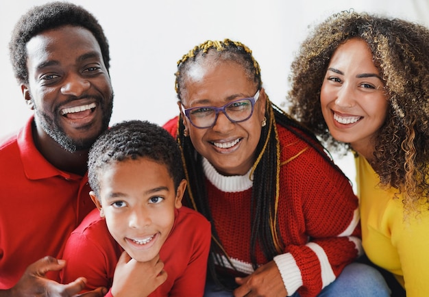 Foto portret van gelukkige afrikaanse familie in de kersttijd