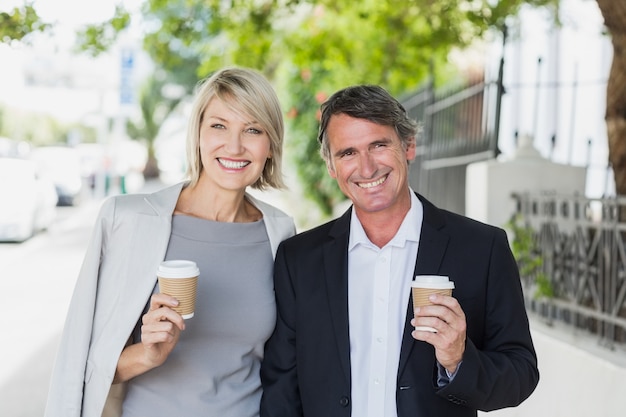 Portret van gelukkige bedrijfsmensen met koffie