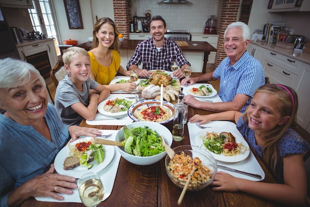 Portret van gelukkige familie het vieren dankzegging